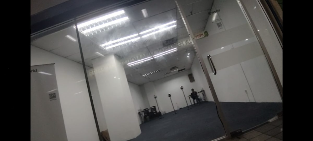 封面-大都会/虹膜扫描仪开“世界币”线上户口  神秘组织出现隆市半山芭派送100令吉现金给成功注册账号者 老人和外劳排长龙等领钱／13图