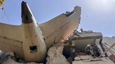 起飞不久掉落附近住宅区  印度坠机242人全罹难