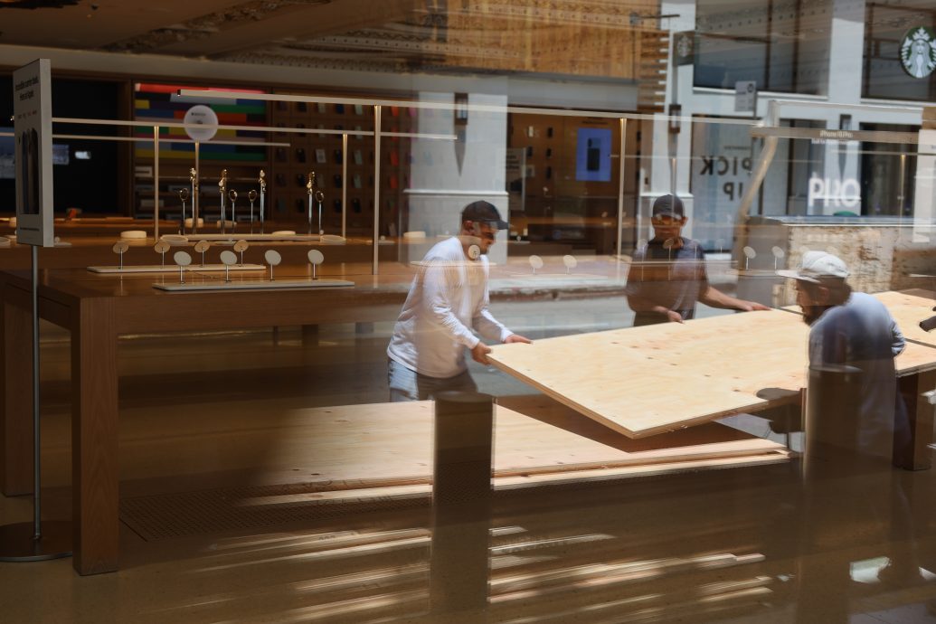 洛杉矶暴动 | 洛杉矶晋紧急状态  市长：部分地区宵禁