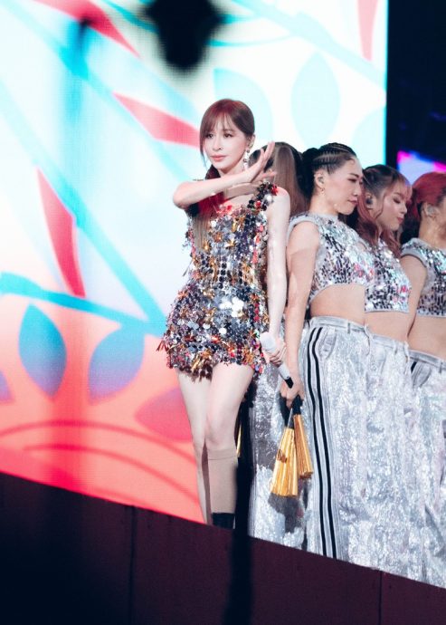 小腿绑绷带仍坚持开唱 王心凌为脚伤缝针感焦虑