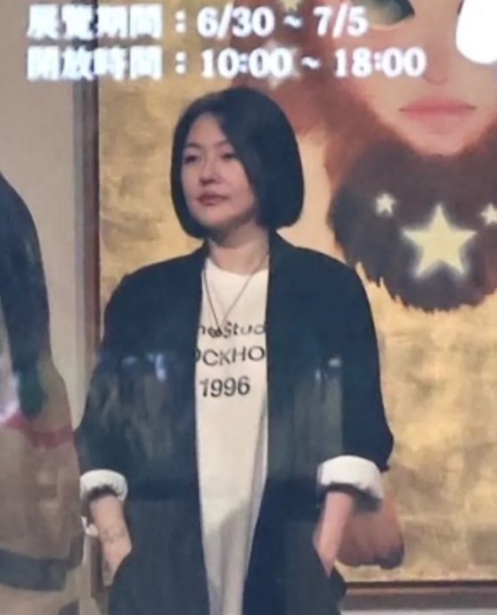 小S疗伤4个月出关了 现身爱女Lily画展气色佳