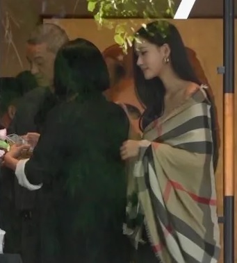 小S疗伤4个月出关了 现身爱女Lily画展气色佳