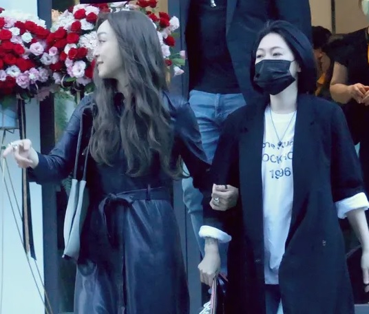 小S疗伤4个月出关了 现身爱女Lily画展气色佳