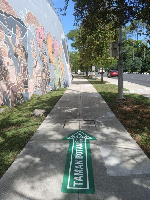 展现我国多元共融文化精髓 全马最大蜡染壁画在隆国会路