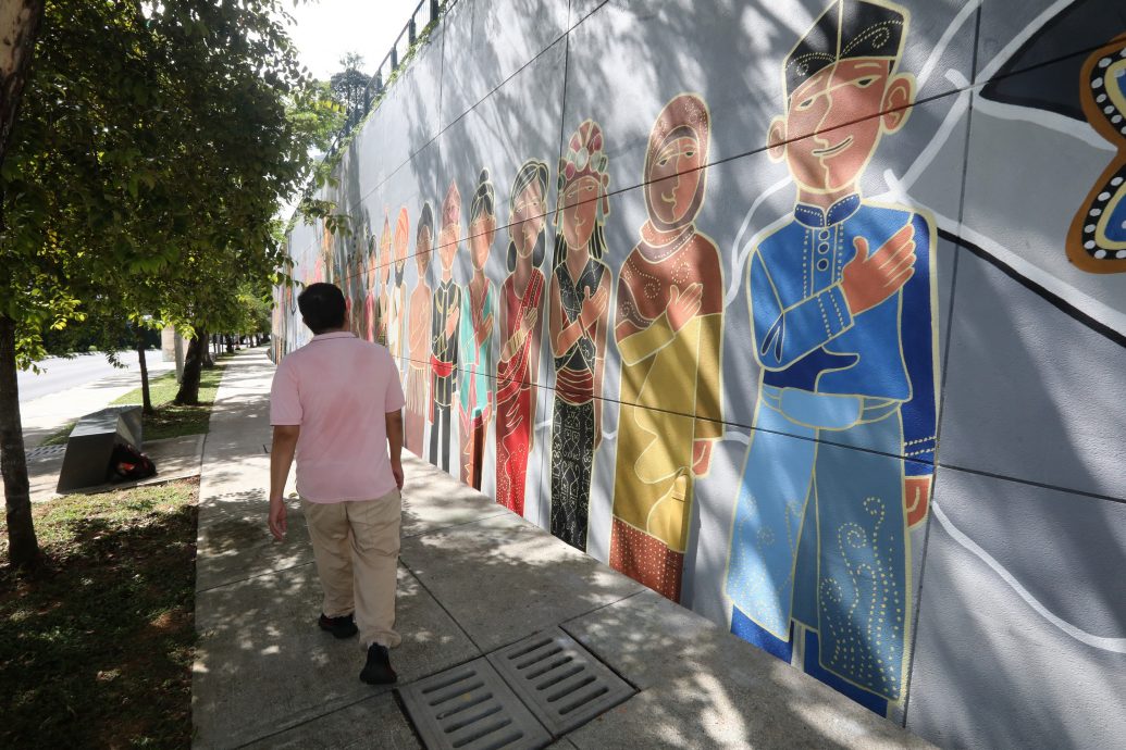 展现我国多元共融文化精髓 全马最大蜡染壁画在隆国会路