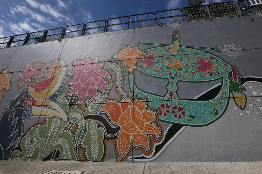 展现我国多元共融文化精髓 全马最大蜡染壁画在隆国会路