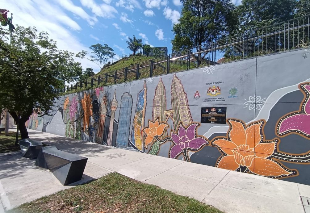 展现我国多元共融文化精髓 全马最大蜡染壁画在隆国会路