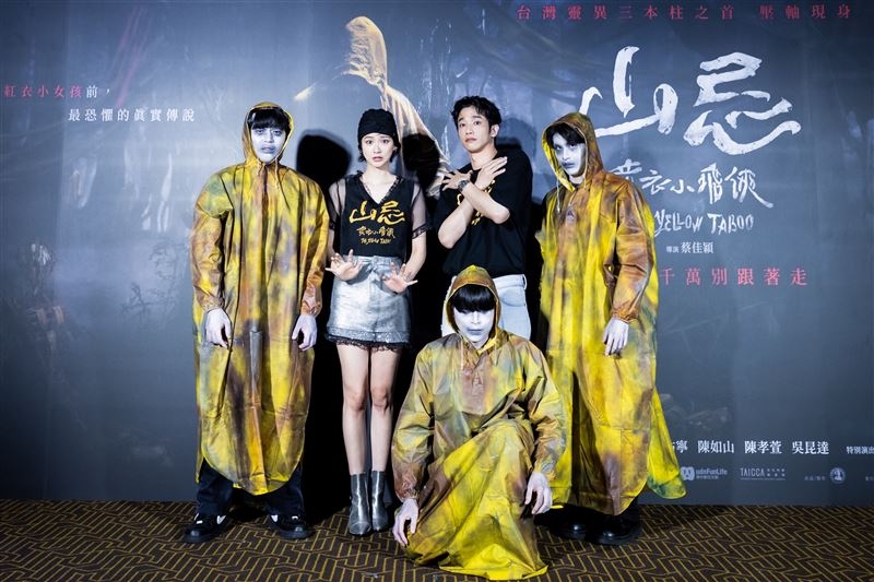 山区拍戏惊魂!刘以豪裸体激战蟑螂