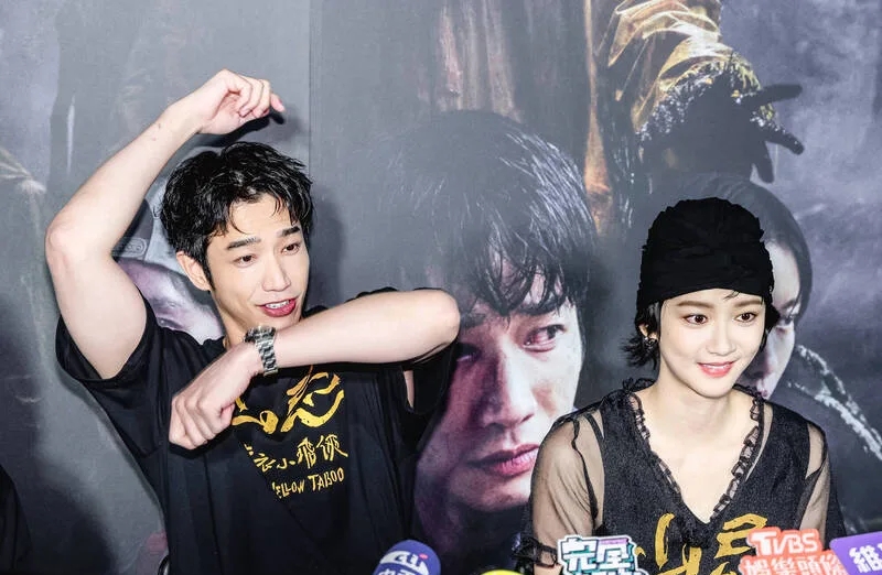 山区拍戏惊魂!刘以豪裸体激战蟑螂