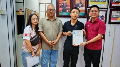 米都少年苦等15年   终获领一纸公民权