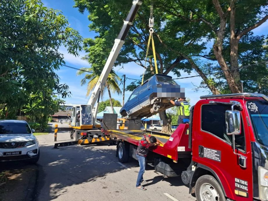 大年废车停路旁全吊走 市议会提醒勿胡乱停车