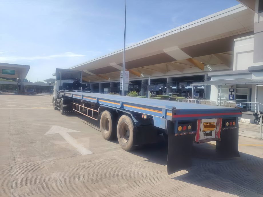 已审（大北马）泰国罗里私藏3千柴油闯关遭执法员拦住