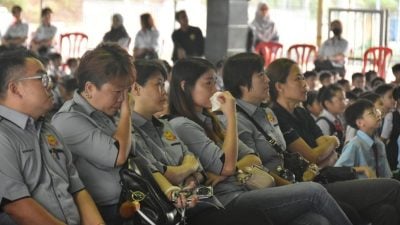 副校长毙命家中| 校方办缅怀祷告仪式   师生泪洒校园