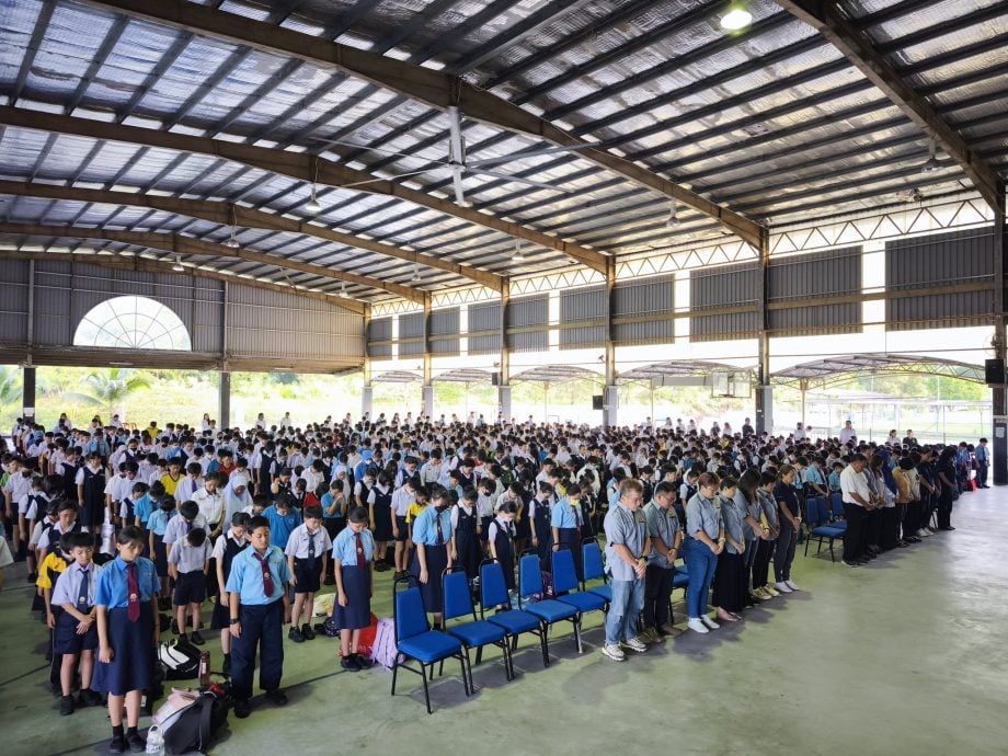 已签发 全国:副校长毙命家中案 | 校方办缅怀祷告仪式 师生泪洒校园