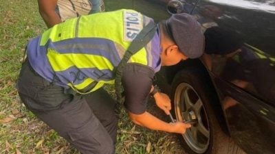 两警巡逻发现车轮爆胎 助换胎指挥交通暖心援手