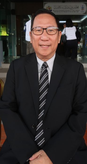 已签发 柔︰昔16新村村长宣誓：非村民陈永业创记录，任登雅新村村长