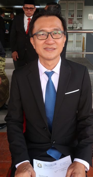 已签发 柔︰昔16新村村长宣誓：非村民陈永业创记录，任登雅新村村长
