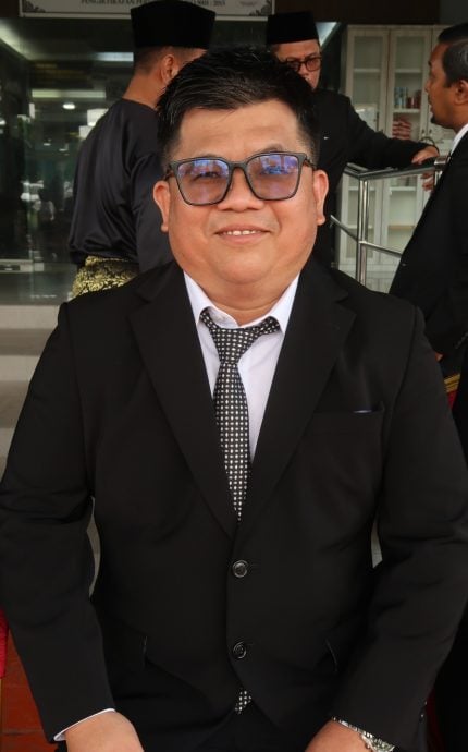 已签发 柔︰昔16新村村长宣誓：非村民陈永业创记录，任登雅新村村长