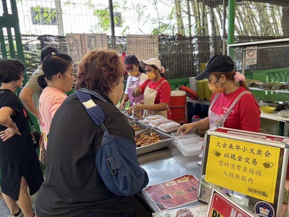 已签发 柔:显刊 本报活动 |星洲情牵大古来华小嘉年华 古来大树下擂茶参与义卖