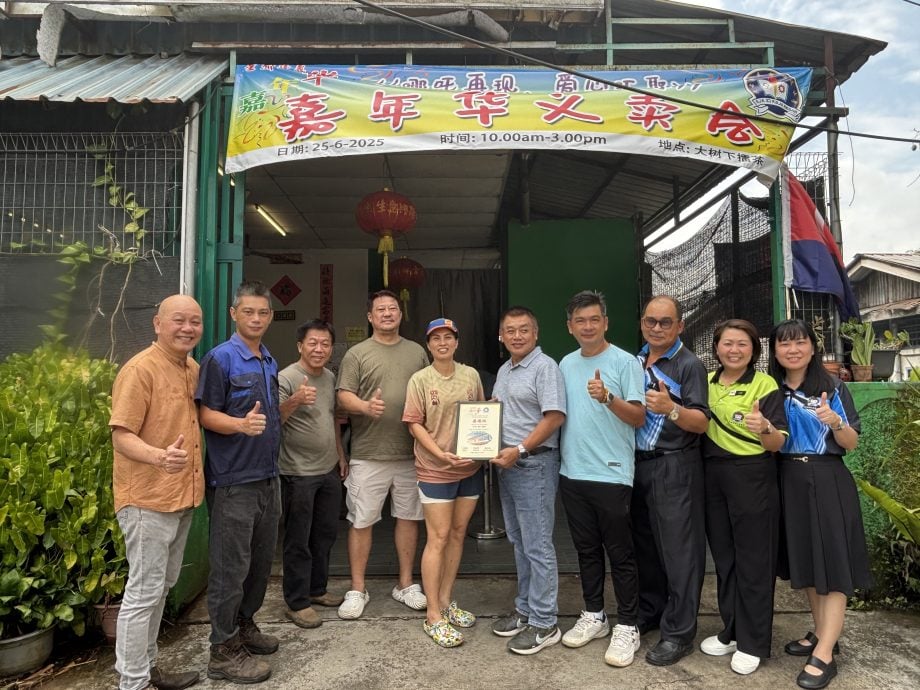已签发 柔:显刊 本报活动 |星洲情牵大古来华小嘉年华 古来大树下擂茶参与义卖