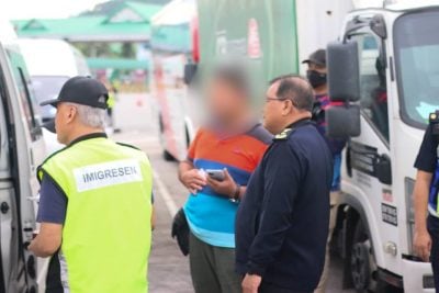 取缔违规驾驶者  柔陆交局开5744罚单