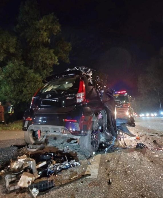 已签发 柔：油槽车汽车相撞 汽车成烂铁司机身亡