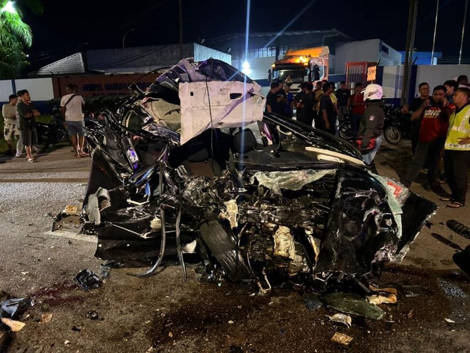 已签发 柔：油槽车汽车相撞 汽车成烂铁司机身亡