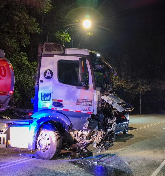 已签发 柔:油槽车汽车相撞 汽车成烂铁司机身亡