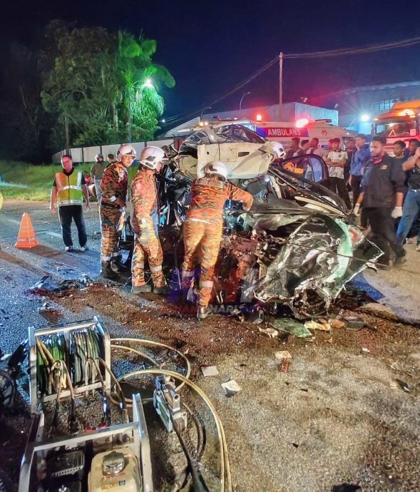 已签发 柔:油槽车汽车相撞 汽车成烂铁司机身亡
