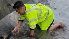 视频|暴雨酿发道路严重积水 网民赞警员清排水孔