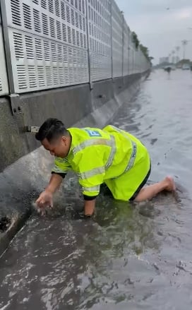 已签发 柔:视频:暴雨酿发道路严重积水 网民赞警员清排水孔