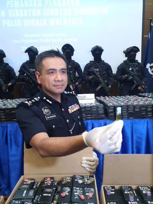 已签发//3狮城男伙大马人制可卡因毒烟液外销牟利·警逮捕4男子 起获逾700万毒品