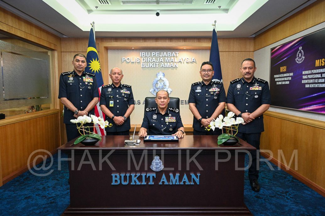 3警队总监陪同签到·新任总警长莫哈末卡力今履新