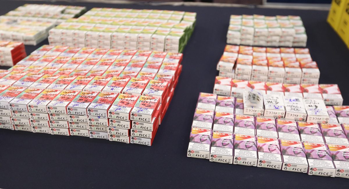 已签发//华男拜师学制毒设厂做电子毒烟·警连续行动逮捕12人助查