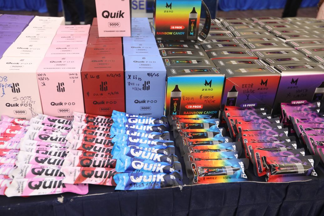 已签发//华男拜师学制毒设厂做电子毒烟·警连续行动逮捕12人助查