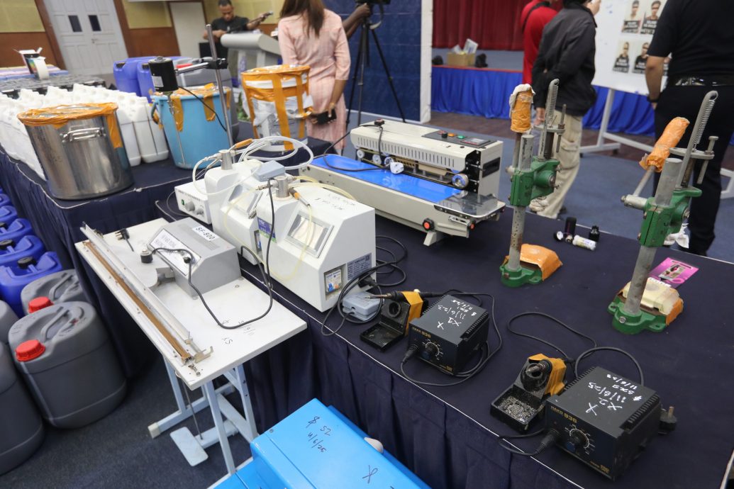 已签发//华男拜师学制毒设厂做电子毒烟·警连续行动逮捕12人助查