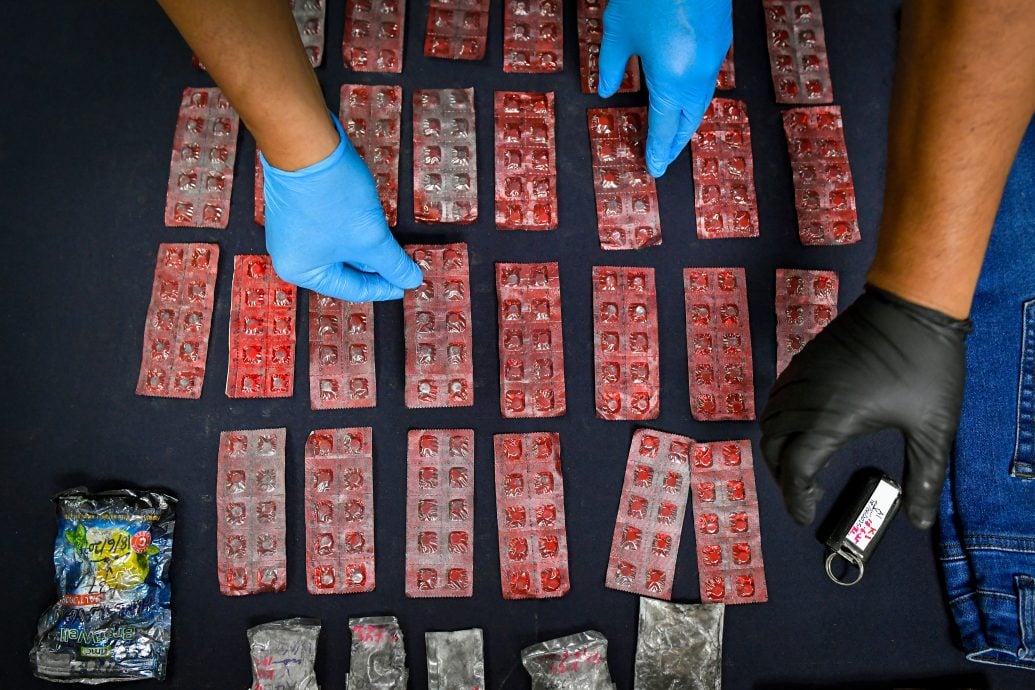 已签发//夫妇或2同乡当贩毒跑腿9年·警方逮捕4人起各类毒品