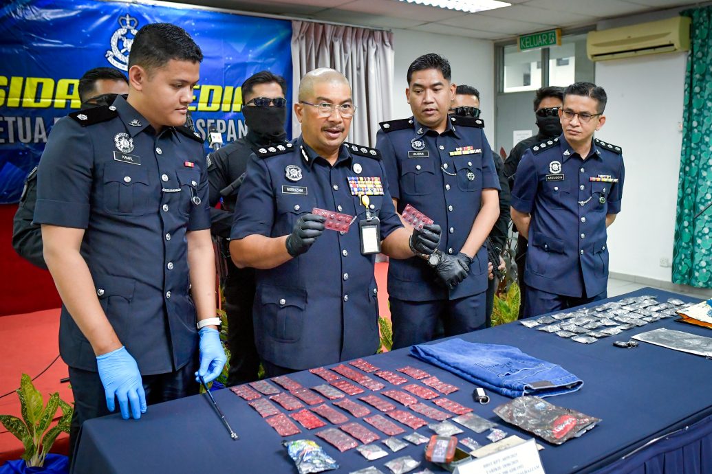 已签发//夫妇或2同乡当贩毒跑腿9年·警方逮捕4人起各类毒品