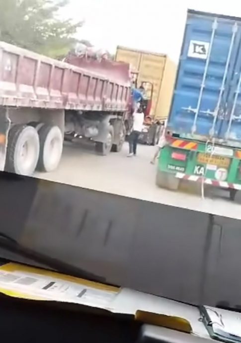 已签发//收费站前插队引纠纷 罗里货卡司机当众大打出手