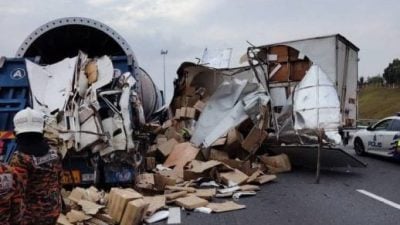 南北大道2罗里碰撞1死   货品散落现场狼藉