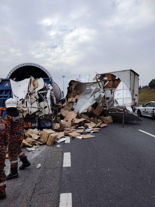 **已签发**柔:2罗里南北大道碰撞酿1死 货品散落现场狼藉