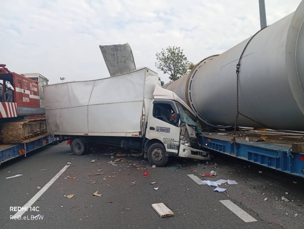 **已签发**柔:2罗里南北大道碰撞酿1死 货品散落现场狼藉