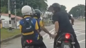 为何试图拔下学生摩托车钥匙？原来是警员见车子有异样截查