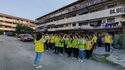 聚集皇后51至60座组屋健行捡垃圾  学生助组屋乾净亮丽