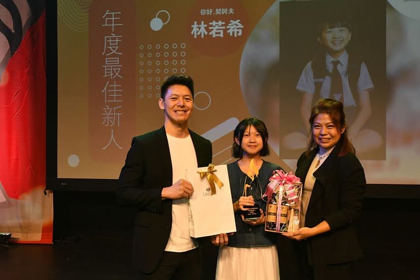 **已签发**柔:封面:特稿〡14岁舞台剧小精灵林若希 戏炬奖最年轻新人奖得主