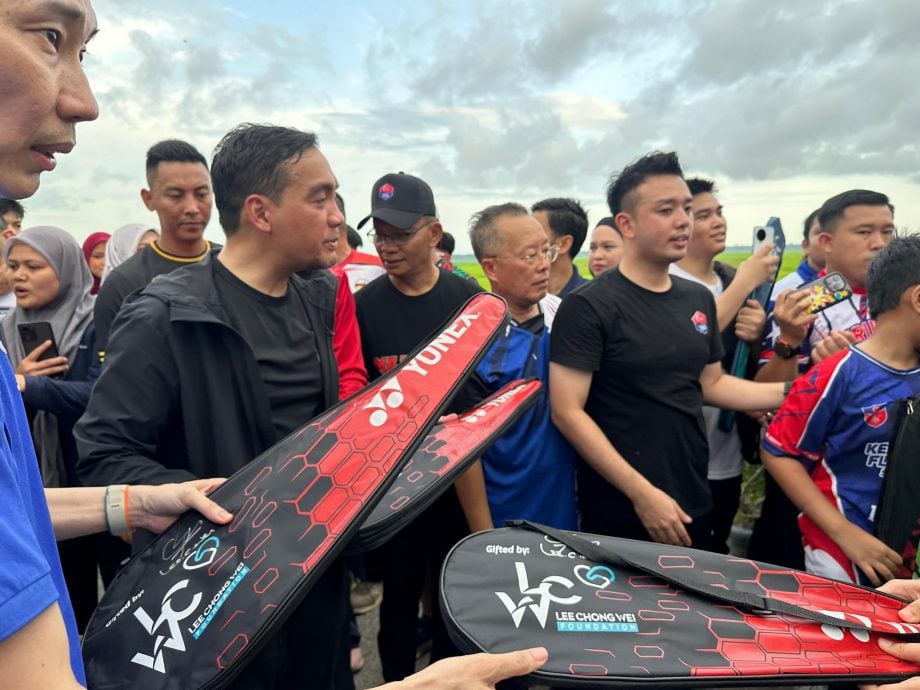 **已签发**柔:李宗伟到访麻坡 送出100支羽球拍