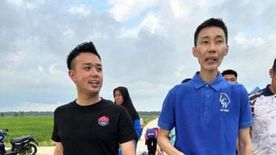 李宗伟到访麻坡   送出100支羽球拍