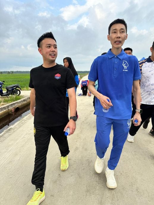 **已签发**柔:李宗伟到访麻坡 送出100支羽球拍