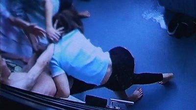 儿吸“丧尸烟弹” 怒掐母颈撞墙