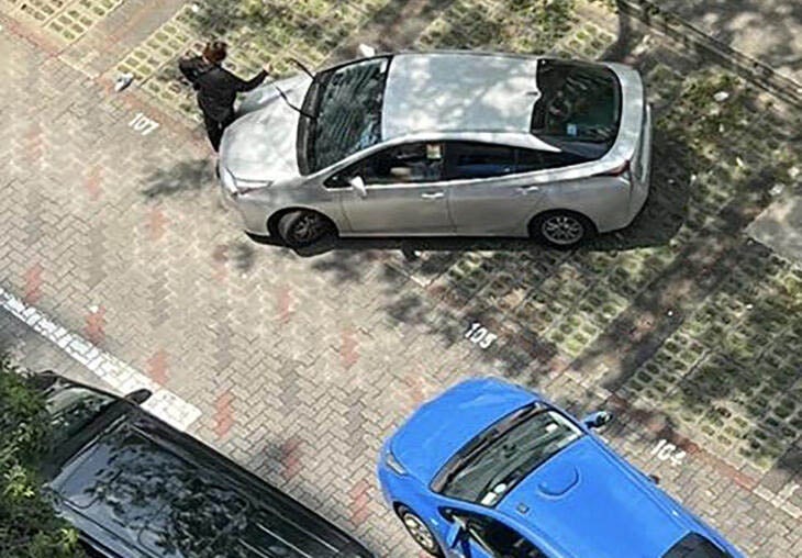 女司机肉身挡车 遭男司机压倒在地